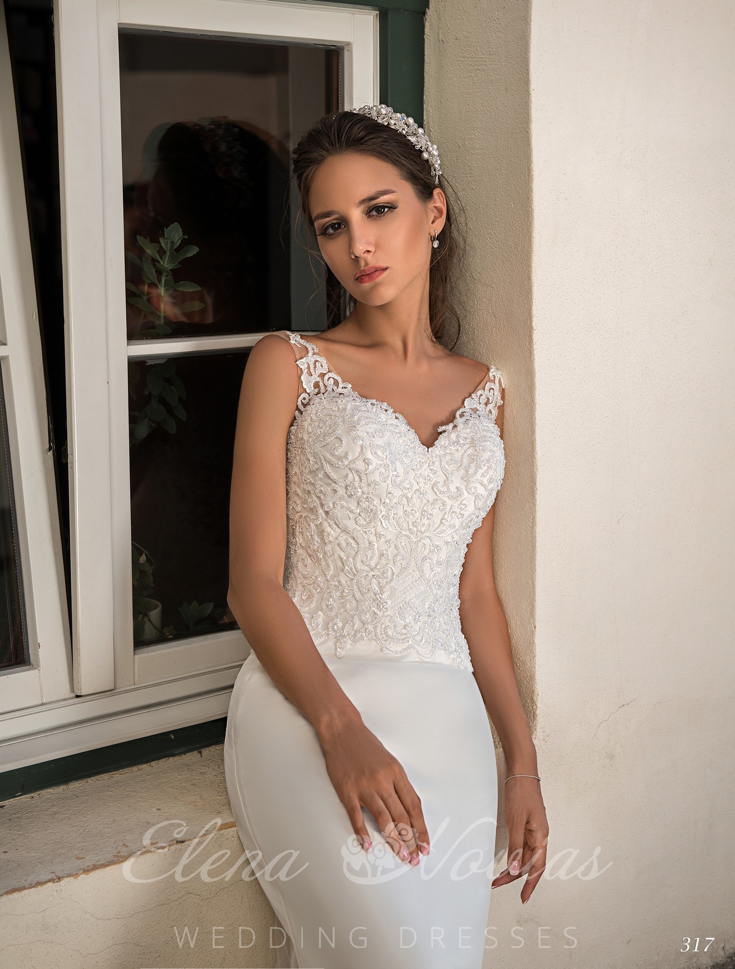 A tight wedding dress with straps on wholesale